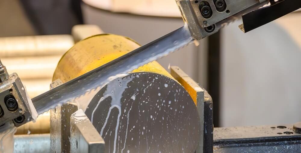 Jak wybrać odpowiednią przecinarkę taśmową do metalu?